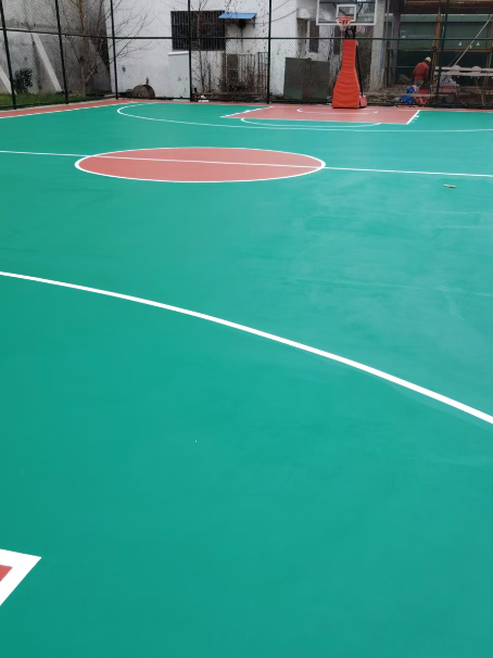 辽中 球场长期使用易出现地面开裂